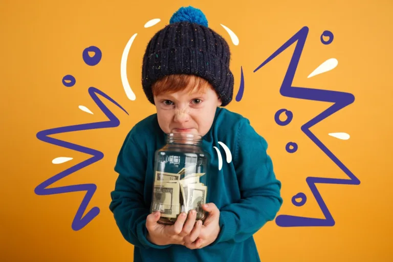 Дитина кладе гроші у скарбничку – навчання фінансової грамотності.