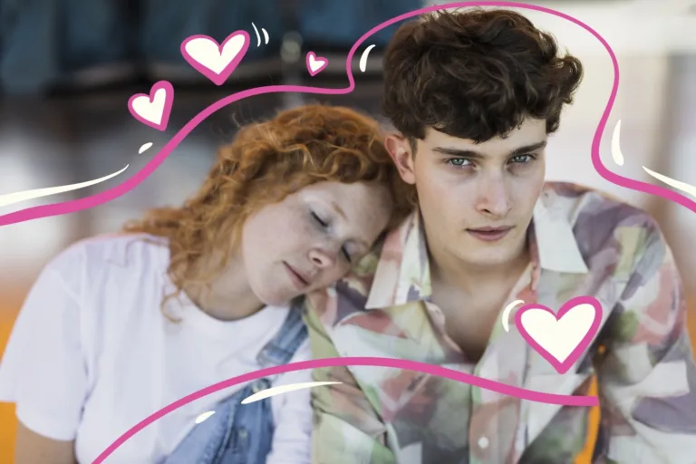 Підліток із телефоном у руках задумливо усміхається – перше кохання та його переживання