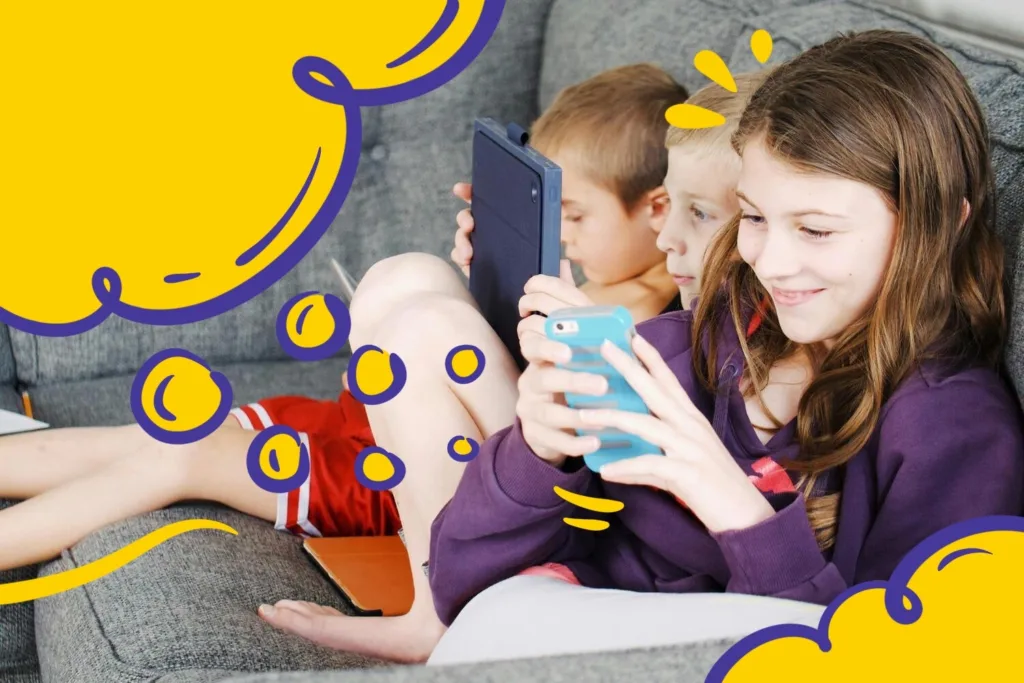 Дитина грає в навчальну гру на планшеті під наглядом батьків