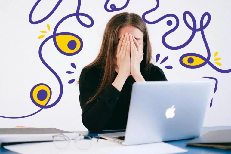 Дитина, яка відчуває тривогу, сидить замислена, підтримка батьків поруч.