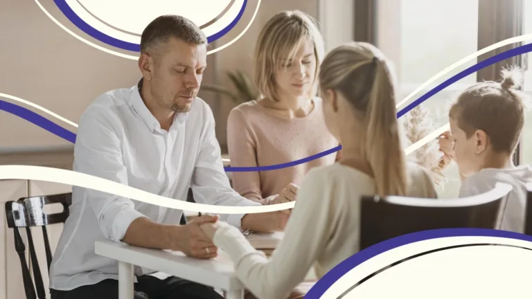 Мама розмовляє з дитиною про війну у спокійній атмосфері вдома