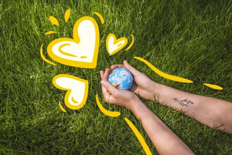 Люди прибирають парк у День Землі, висаджують дерева та борються з пластиком