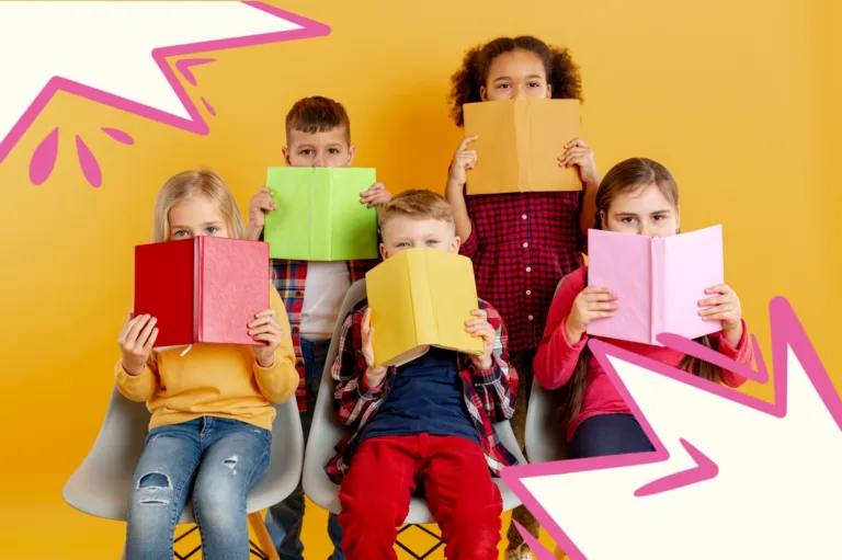 Дитина читає книгу швидко з посмішкою