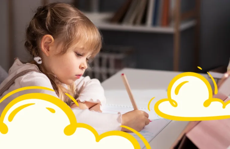 Дитина пише літери ручкою в зошиті