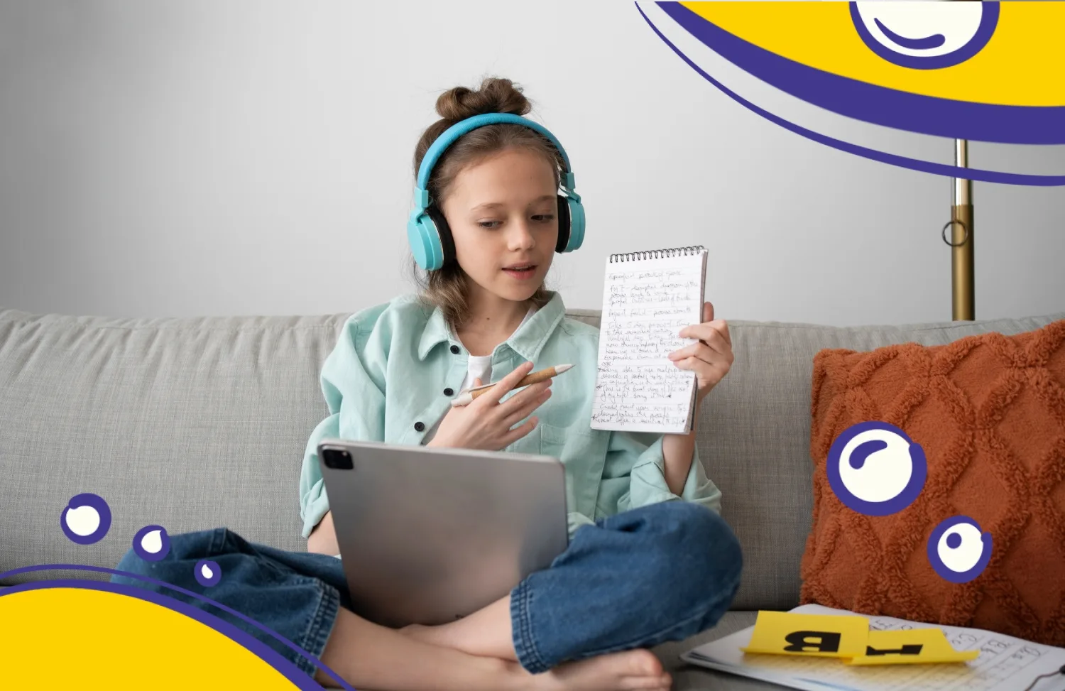 Дитина навчається математики онлайн, працюючи з інтерактивними математичними інструментами на екрані