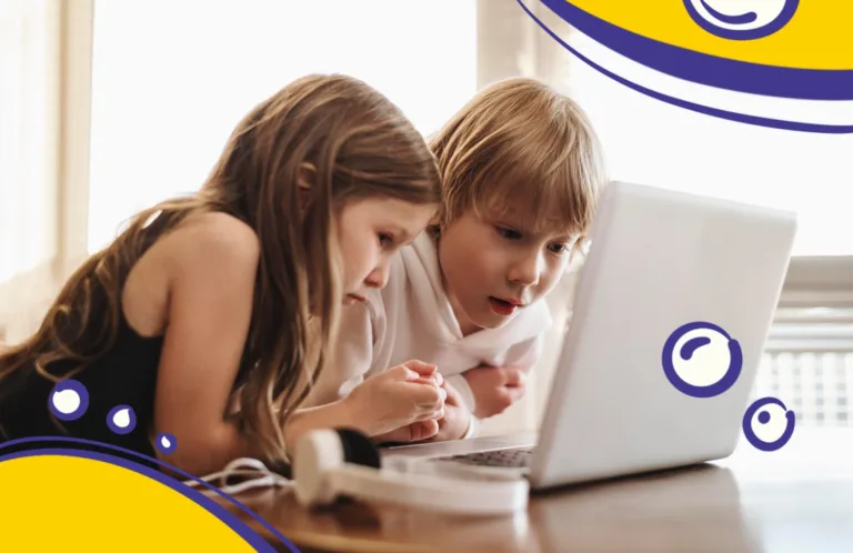 Діти в індійських нетрях стоять біля комп’ютера, вмонтованого в стіну, і вчаться разом