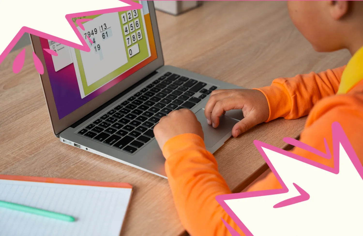 Вчителька пояснює учням, як користуватись Google Класом під час онлайн-уроку