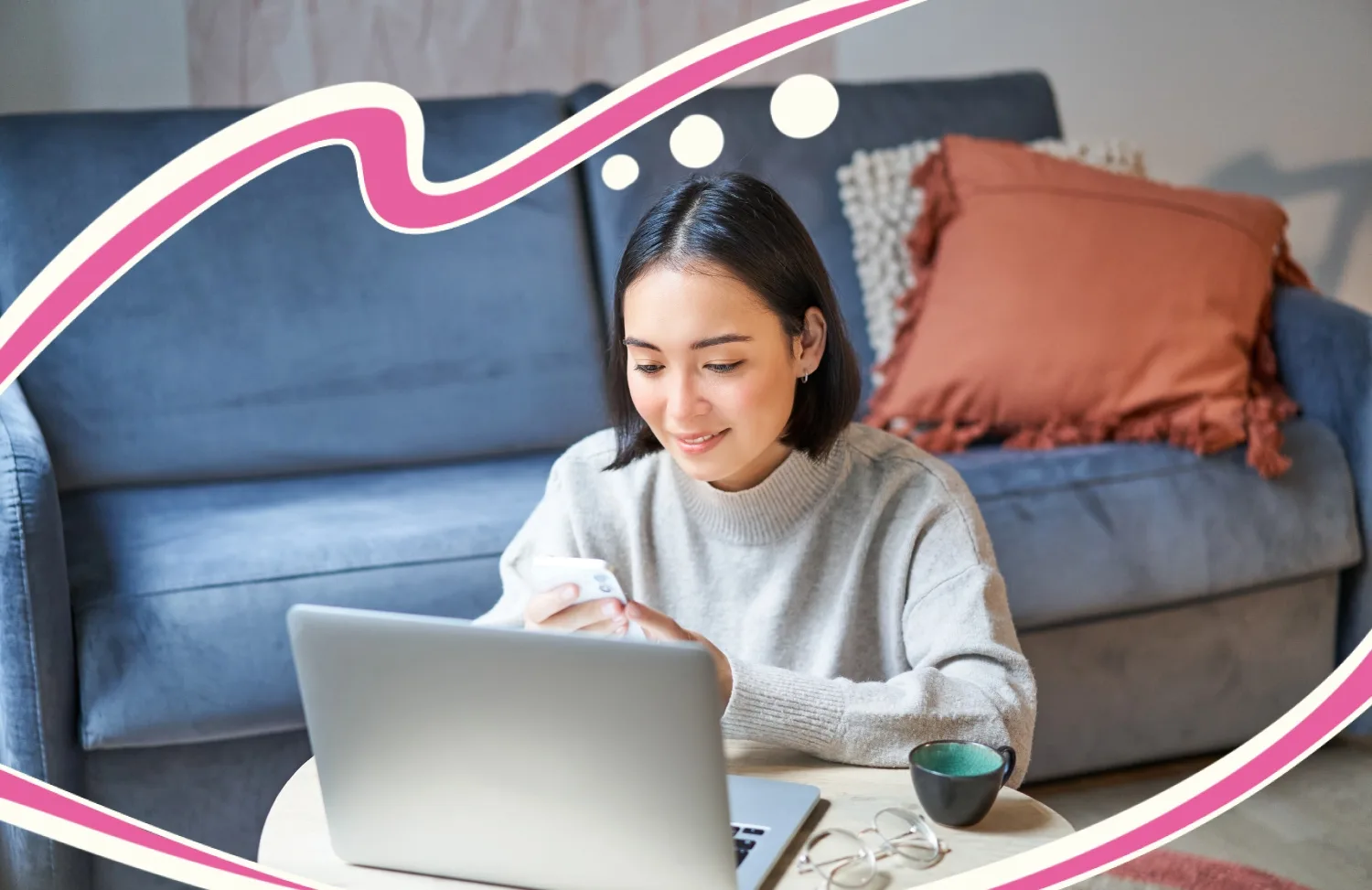 Учні беруть участь в онлайн-уроці, працюючи над спільним проєктом у команді