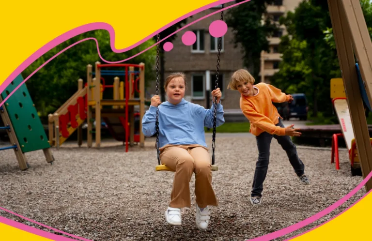 Діти грають у дворові ігри на асфальті у дворі