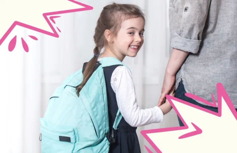 Дитина з рюкзаком біля школи — і питання, яке хвилює багатьох батьків: коли краще віддавати дитину до школи, у 6 чи 7 років.